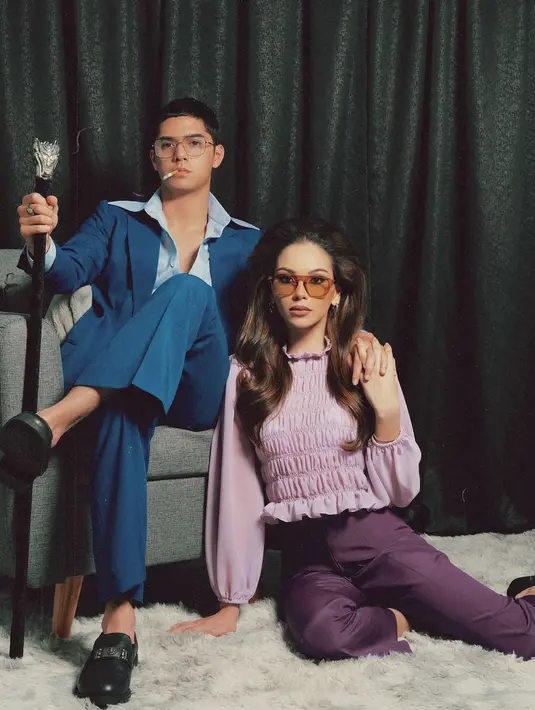 Alyssa Daguise perankan karakter Priscilla Presley dengan pleated top dan celana ungu. Rambutnya pun disasak tinggi dan kacamata cokelat [@alyssadaguise]