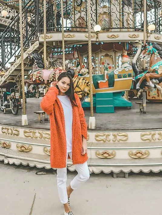 Tidak hanya soal model, Alyssa juga pandai memilih warna saat berbusana. Dan kali ini Alyssa memakai baju hangat berwarna oranye. Ia memadukan dengan outfit berwarna putihnya. Kece banget kan? (Instagram/alysssadaguise)