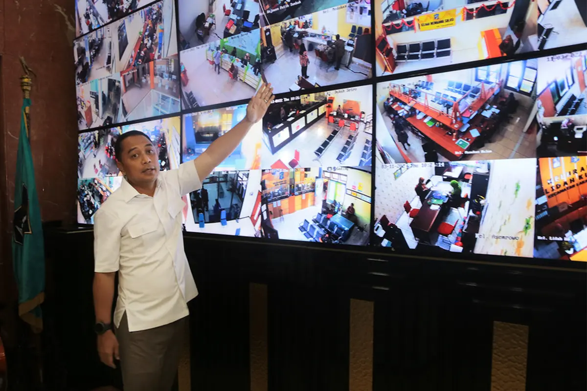 Eri Cahyadi dengan tampilan CCTV tentang pelayanan Kota Surabaya. surabaya.go.id)
