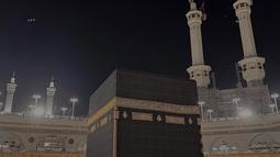 Rizki Natakusumah, anggota DPR RI yang dikenal memiliki karier gemilang di usia muda, juga mencuri perhatian. Publik memuji sosoknya yang mendukung penuh perjalanan spiritual istrinya. Keharmonisan mereka disebut menjadi teladan pasangan muda masa kini.  (Liputan6.com/IG/@bebytsabina)