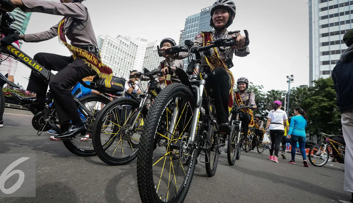Sejumlah polwan dari Sabhara Polda Metro Jaya bersepeda melakukan patroli pada Hari Bebas Kendaraan Bermotor (HBKB) di Kawasan Bundaran HI Jakarta, Minggu (15/1). (Liputan6.com/Faizal Fanani)