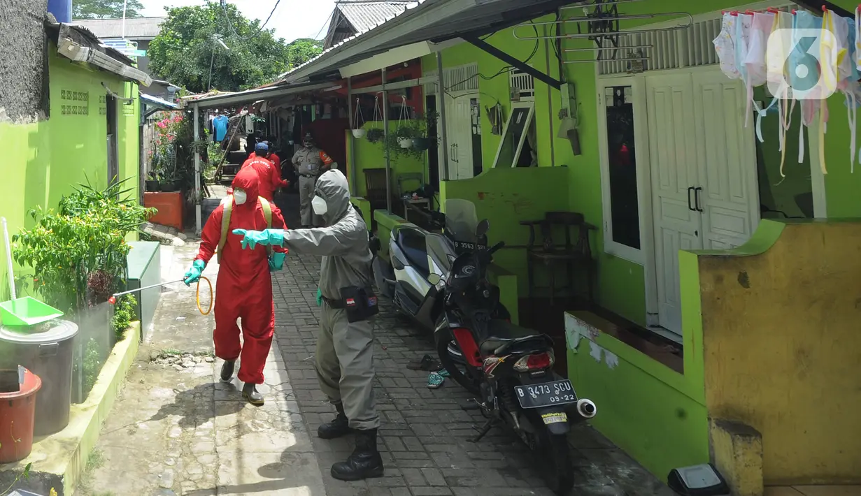 Petugas menyemprot disinfektan ke rumah warga di kawasan RW 015, Srengseng Sawah, Jakarta, Sabtu (26/12/20220). Setiap harinya, petugas Damkar ini berkeliling memenuhi permintaan warga untuk menyemprotkan disinfektan guna memutus penyebaran Covid-19. (merdeka.com/Arie Basuki)