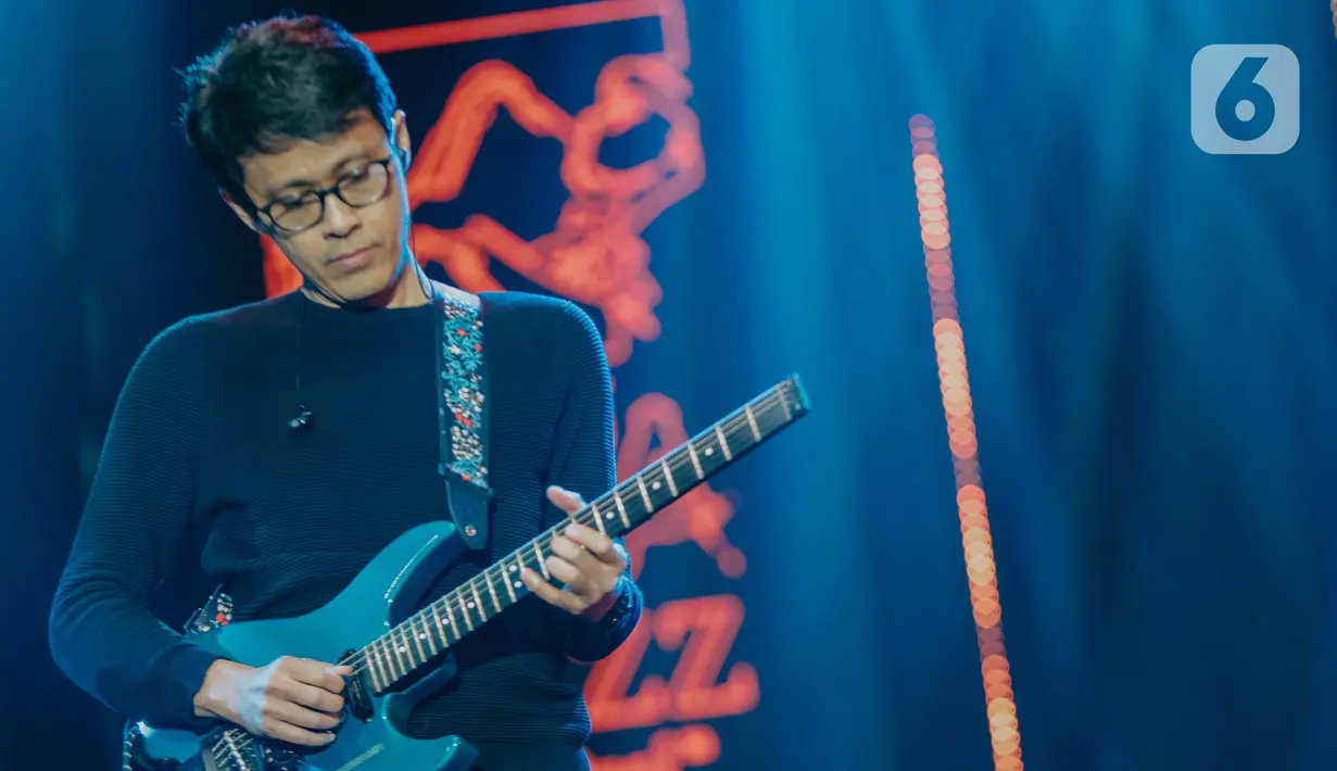Aksi Tohpati saat penampilan Janapati pada Jakarta International BNI Java Jazz Festival 2020 di Jakarta, Minggu (1/3/2020). Duo akustik kolaborasi gitaris Dewa Budjana dan Tohpati tersebut membawakan beberapa instrumen diantaranya Janapati Ratu Kanya dan Rahadis. (Liputan6.com/Faizal Fanani)