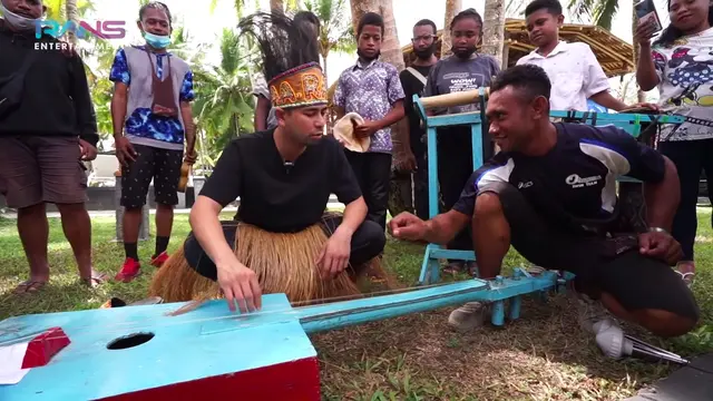 Raffi Ahmad Belajar Tarian dan Alat Musik Tradisional Khas Papua. (YouTube Rans Entertainment)