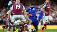 Penyerang Chelsea, Diego Costa dikepung pemain West Ham United di laga Liga Primer Inggris melawan West Ham United di Stadion Stamford Bridge, London, Senin (15/8). Chelsea menang 2-1 di laga perdananya. (REUTERS/ Tony O'Brien)
