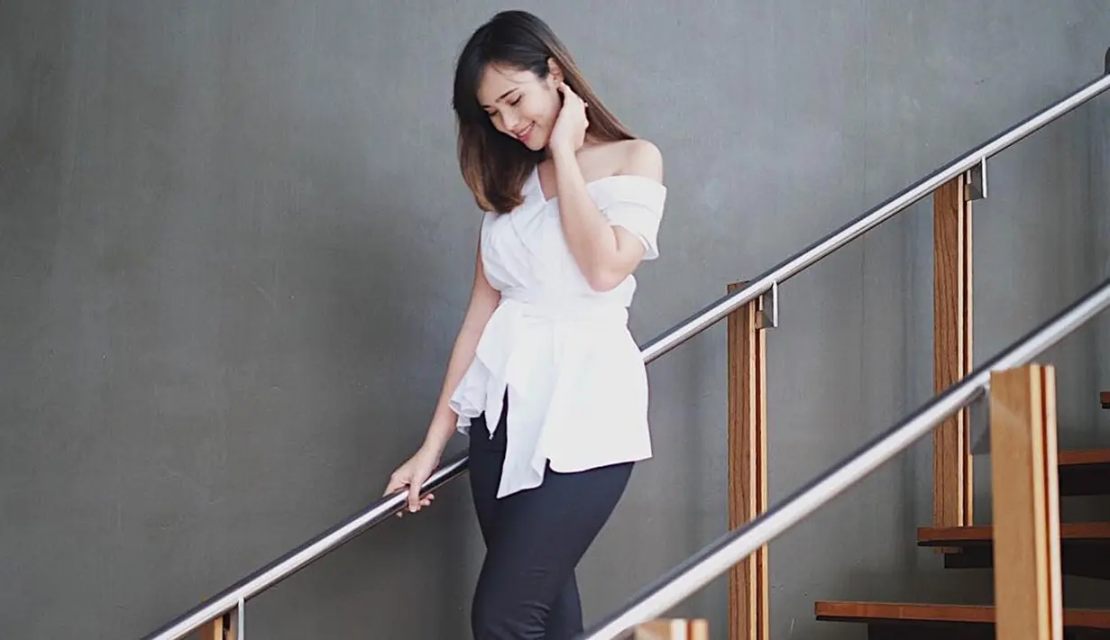 Tak sedikit pula netizen yang memuji gaya Pamela Bowie saat menggunakan busana putih ini. Pasalnya, wanita kelahiran 18 Oktober 1993 tersebut terlihat anggun. (Liputan6.com/IG/@pammybowie)