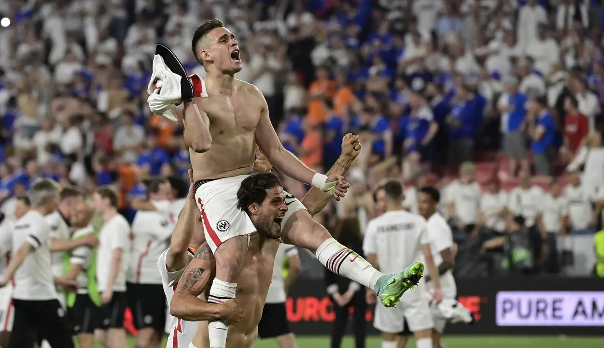 Rafael Borre ditunjuk sebagai eksekutor terakhir Eintracht Frankfurt. Pemain berkebangsaan Kolombia tersebut berhasil melakukan tugasnya dan membawa timnya keluar sebagai juara Liga Europa 2021/2022. (AFP/Javier Soriano)