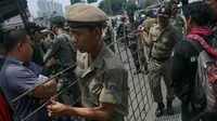 Penertiban ini dilakukan karena meski sudah ada larangan berjualan di pinggir jalan, para pedagang tetap membuka lapaknya, Jakarta, (30/9/14). (Liputan6.com/Faizal Fanani)