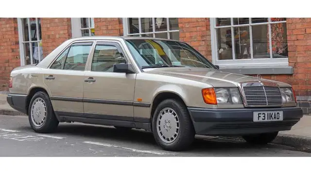 Mercedes-Benz E320 yang masih diburu oleh penggemar otomotif