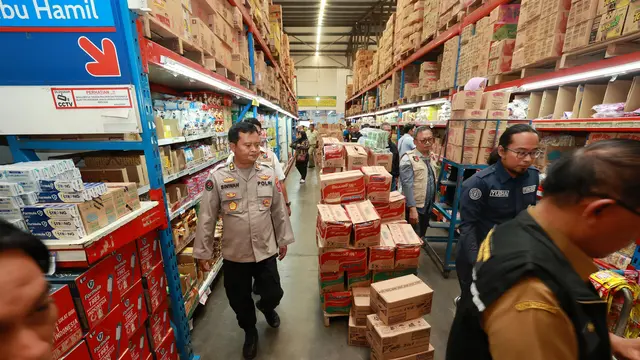 Tim satgas pangan Polda Jatim mengecek ketersediaan beras di pasar dan toko. (Dian Kurniawan/Liputan6.com)
