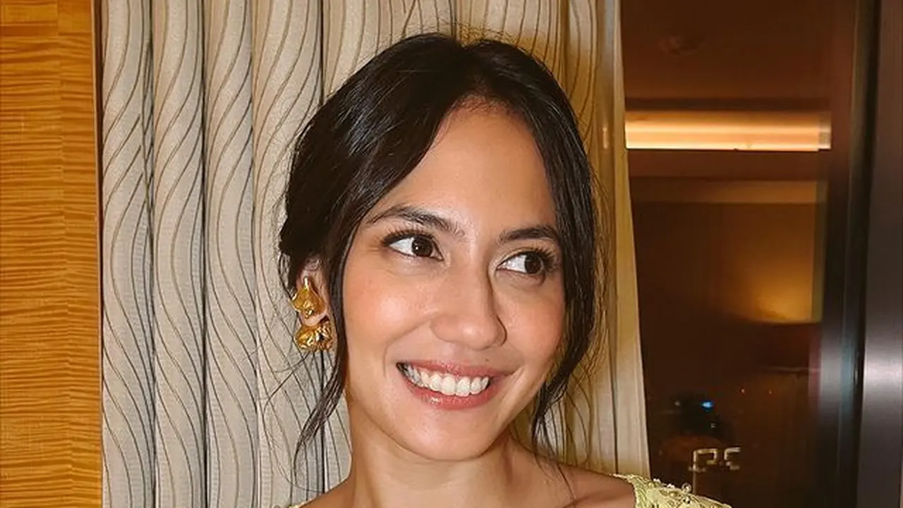 Potret Pevita Pearce Memakai Kebaya Kuning, Paripurna Banget!