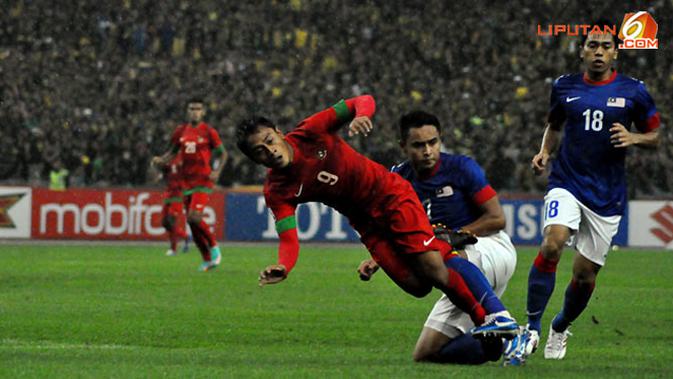 Pemain Timnas Indonesia, Samsul Arif diganjal Pemain Malaysia,Mohamad Aidil dalam Laga Piala AFF Suzuki 2012 antara Malaysia vs Indonesia di Stadion Bukit Jalil, Kuala Lumpur, Malaysia. pertandingan berakhir dengan skor 2-0 untuk Malaysia.
