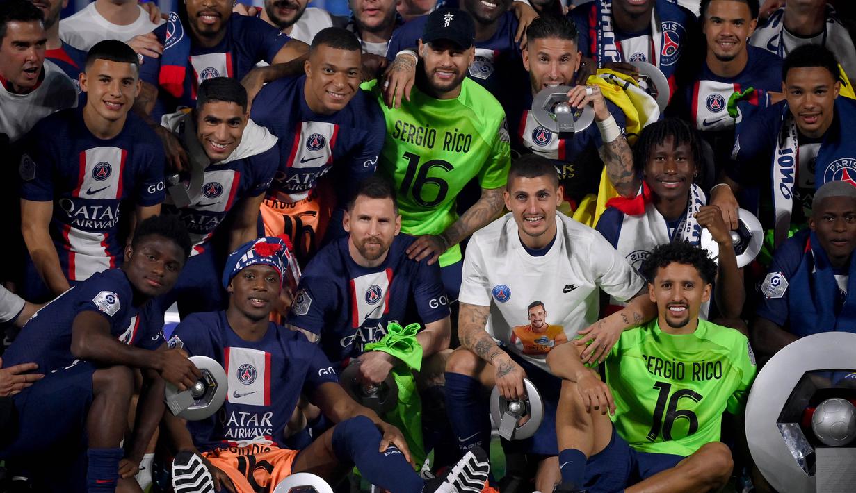 Ekspresi pemain Paris Saint-Germain, Lionel Messi, saat berpose bersama rekan satu timnya setelah perayaan gelar juara Liga Prancis 2022/2023 di Parc des Princes Stadium, Minggu (4/6/2023) dini hari WIB. (AFP/Franck Fife)