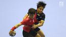 Pemain bola tangan Indonesia, Rufan Pujianto (depan) mencoba lolos dari kawalan pemain Malaysia pada penyisihan grup 3 bola tangan Asian Games 2018 di GOR PP POPKI, Jakarta, Minggu (26/8). Indonesia unggul 31-22. (Liputan6.com/Helmi Fithriansyah)