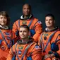 Koch, Glover (belakang), Hansen, dan Wiseman (duduk) diresmikan di Johnson Space Center. (NASA)