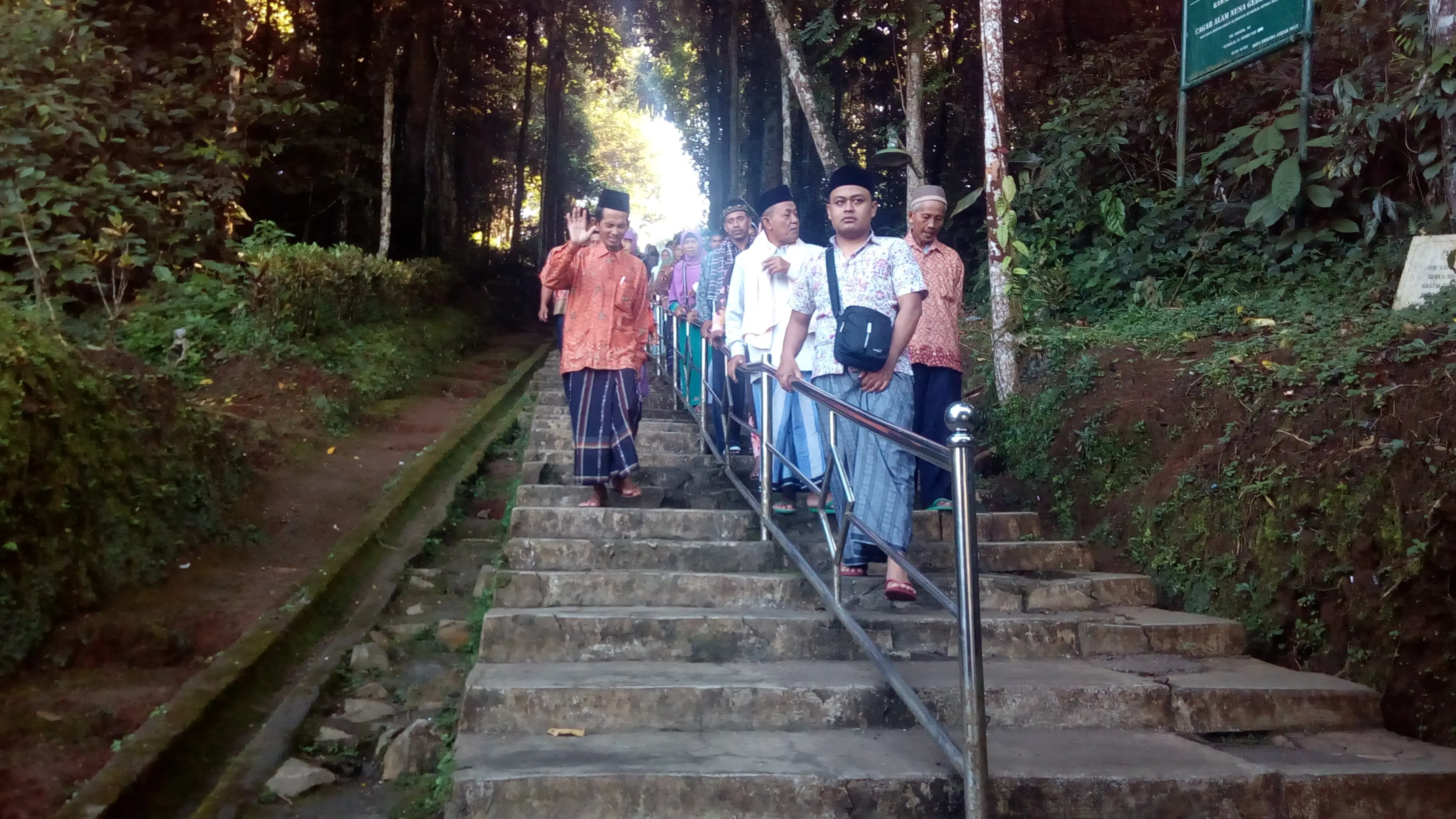 Tangga menuju makam borosngora situ panjalu ciamis (liputan6.com/jayadi supriadin)