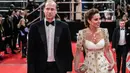 Pangeran William dan istrinya, Kate Middleton menghadiri acara BAFTA 2020 di Royal Albert Hall London pada 2 Februari 2020. Kate Middleton menjadi pusat perhatian di karpet merah dengan gaun putih beraksen emas rancangan salah satu label favoritnya, Alexander McQueen. (Jeff Gilbert/POOL/AFP)