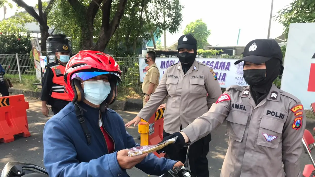 Petugas Polda Jatim mengkampayekan prokes di Bangkalan. (Dian Kurniawan/Liputan6.com)