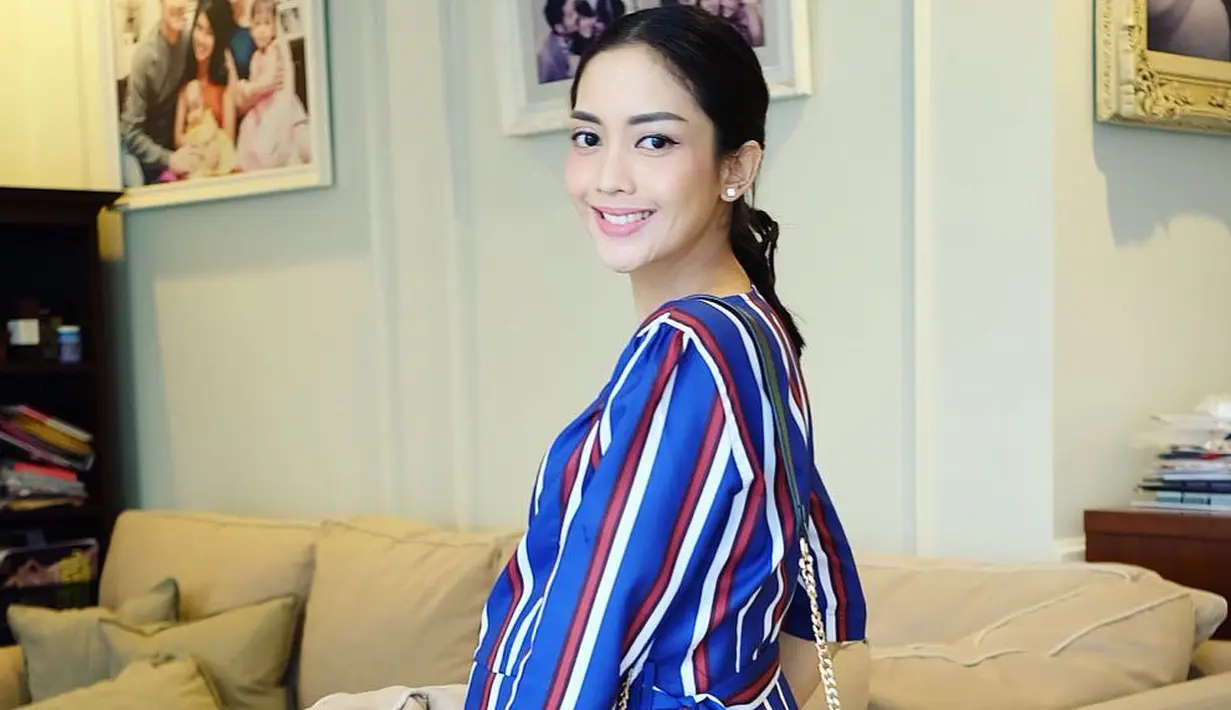 Kalau yang satu ini, Ririn mengenakan dress berwarna biru dengan motif garis-garisnya. Selain aura cantiknya terpancar, Ririn juga terlihat lebih segar pengaruh dari warna busananya. (Instagram/ririndwiariyanti)