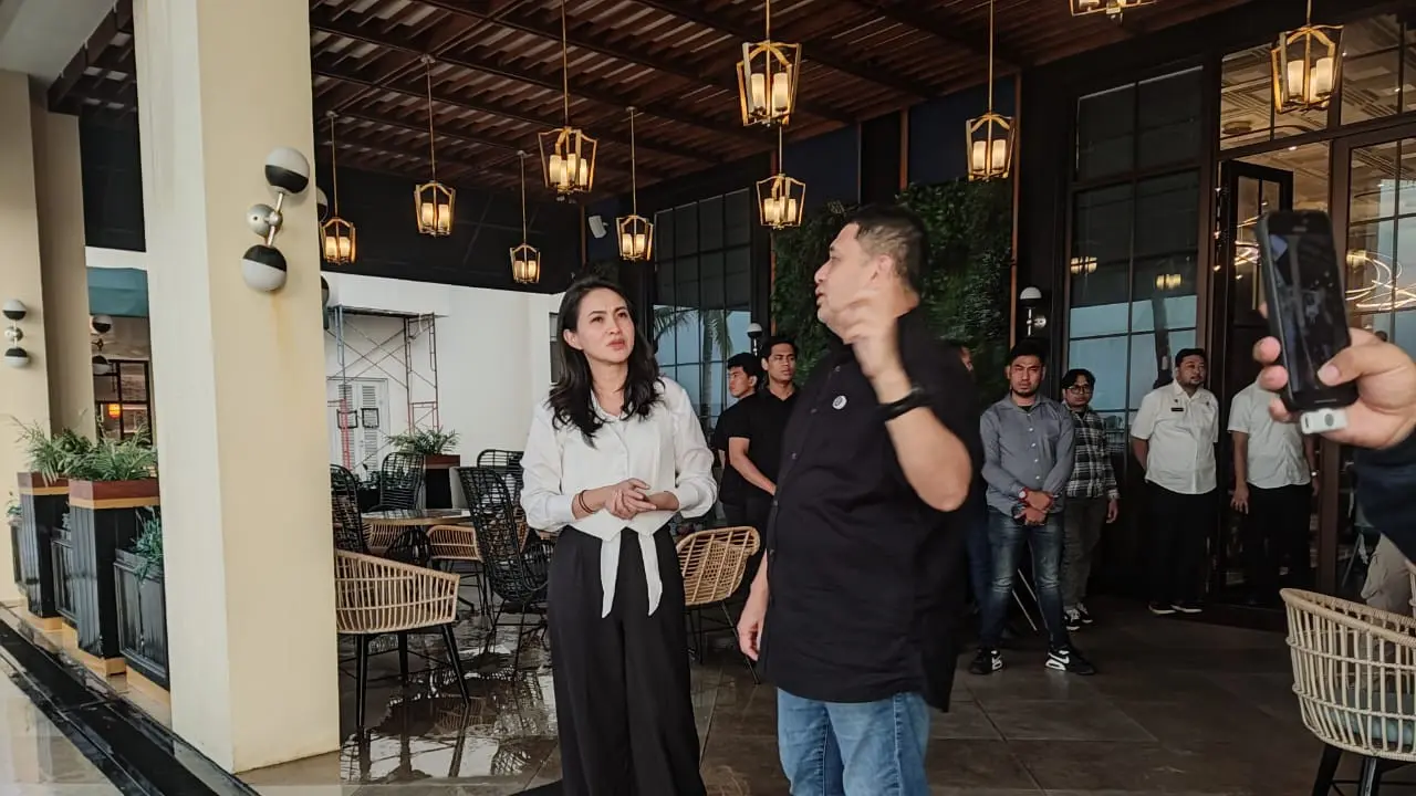 Sherly Tjoanda berbincang bersama Munafri Arifuddin (Liputan6.com/Fauzan)