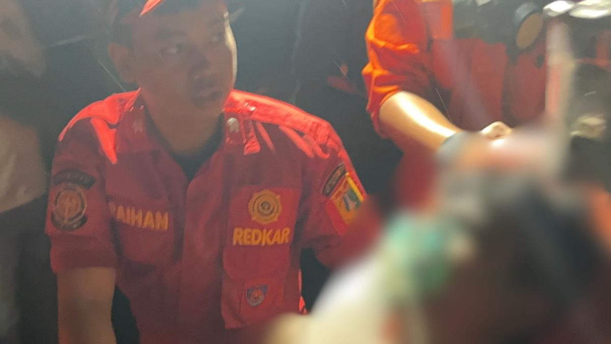 Damkar Evakuasi Korban Tak Sadarkan Diri dari Gedung Bapenda DKI