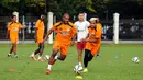 Bek Persipura, Andri Ibo (ketiga kiri) berebut bola dengan Zulham Zamrun saat berlatih di Lapangan C Senayan, Jakarta, Selasa (5/5/2015). Latihan tersebut persiapan jelang AFC 2015 di Bengaluru, India, 12 Mei mendatang. (Liputan6.com/Helmi Fithriansyah)