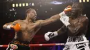 Shawn Porter (kiri) memukul Terence Crawford pada pertandingan tinju perebutan gelar juara dunia kelas welter WBO di Las Vegas, Amerika Serikat, 20 November 2021. Terence Crawford menang TKO pada ronde 10. (AP Photo/Chase Stevens)