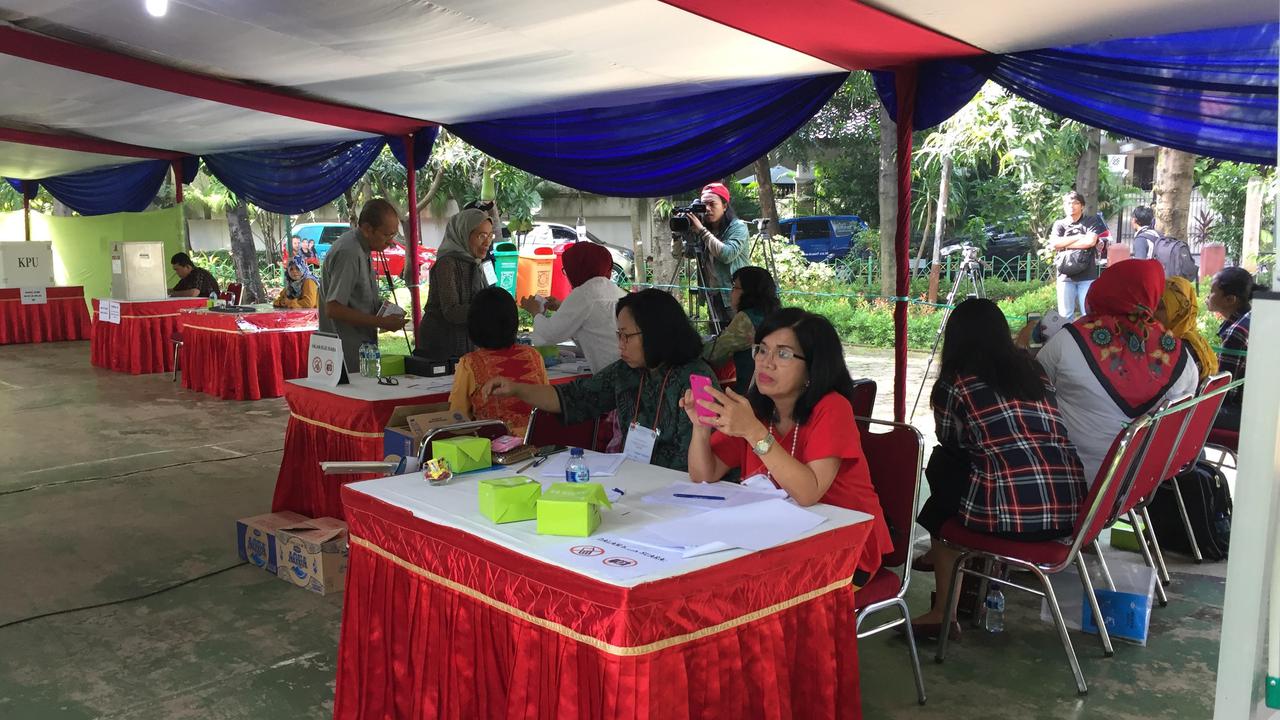 Agus Yudhoyono mencoblos di TPS 6 Kebayoran Baru.