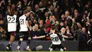Pemain Fulham, Sasa Lukic, melakukan selebrasi setelah mencetak gol ke gawang Tottenham Hotspur pada laga Liga Inggris di Stadion Craven Cottage, Minggu (17/3/2024). (AFP/Henry Nicholis)