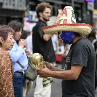 Jelang Pembukaan, Replika Trofi Piala Dunia Ramai Dijual