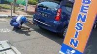 Petugas melakukan uji emisi gas buang sebuah mobil di Taman Mataram Blok M, Jakarta, Selasa (23/9/14).  (Liputan6.com/Faizal Fanani)