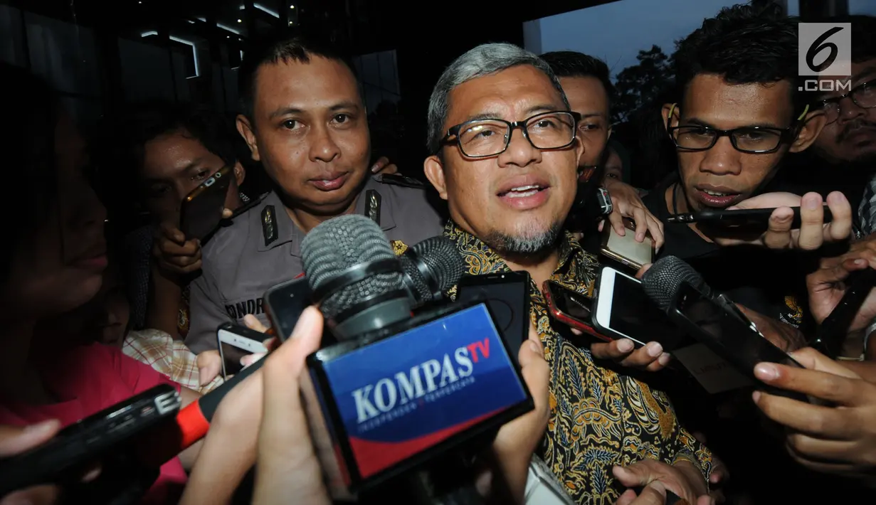 Mantan Gubernur Jawa Barat Ahmad Heryawan alias Aher menjawab pertanyaan wartawan usai diperiksa penyidik KPK, Jakarta, Rabu (9/1). Aher diperiksa sebagai saksi terkait kasus pemberian izin proyek Meikarta di Kabupaten Bekasi. (Merdeka.com/Dwi Narwoko)
