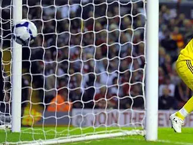 Kiper Liverpool, Jose Reina hanya bisa menyaksikan gawangnya bobol ketika menghadapi Aston Villa dalam lanjuta Liga Premier di Anfield, Liverpool, 24 Agustus 2009. AFP PHOTO/PAUL ELLIS