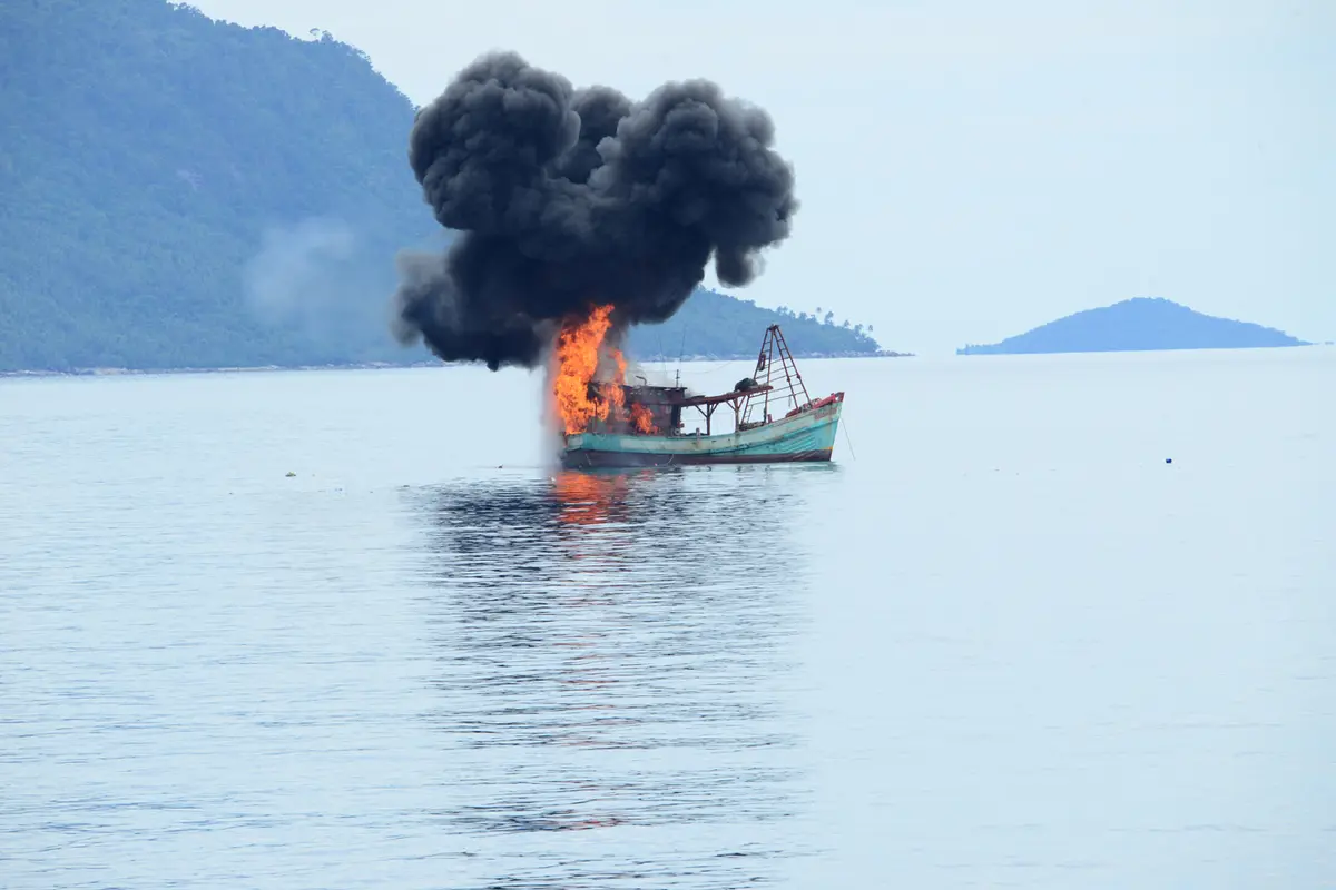 TNI Hancurkan Kapal Asing Pencuri Ikan