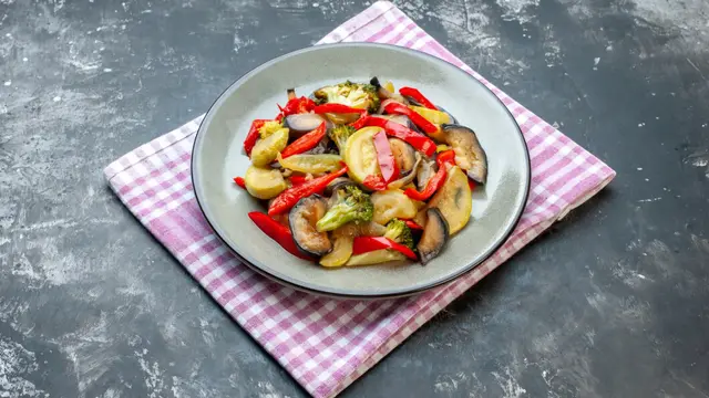 Ilustrasi Tumis Jamur dan Brokoli