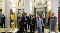 Didampingi Presiden FIFA Gianni Infantino, Prabowo melihat-lihat ke beberapa ruangan di kantor tersebut. Gianni juga memperlihatkan trofi Piala Dunia pertama yang digelar pada 1930. (Tim News).