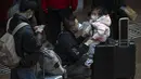 Seorang anak duduk di atas koper di Stasiun Kereta Api Beijing Barat di Beijing, Rabu, 18 Januari 2023. China pada Desember mencabut kebijakan "nol-COVID" yang ketat, melepaskan gelombang keinginan perjalanan yang terpendam, terutama di sekitar waktu terpenting China untuk pertemuan keluarga, yang disebut di China sebagai Festival Musim Semi, yang mungkin satu-satunya waktu di satu tahun ketika pekerja perkotaan kembali ke kampung halaman mereka. (AP Photo/Mark Schiefelbein)