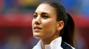 Hope Solo, kiper Timnas sepakbola Wanita AS yang pernah membawa negaranya juara Olimpiade 2008 dan 2012. Ia pernah berpose tanpa  busana pada salah satu majalah dewasa. (AFP PHOTO/Elsa)