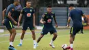 Penyerang Brasil, Neymar (kedua kanan) berusaha merebut bola saat mengikuti sesi latihan tim di Singapura (7/10/2019).  Brasil akan menghadapi Senegal pada pertandingan persahabatan di Singapore National Stadium pada 10 Oktober 2019. (AFP Photo/Roslan Rahman)