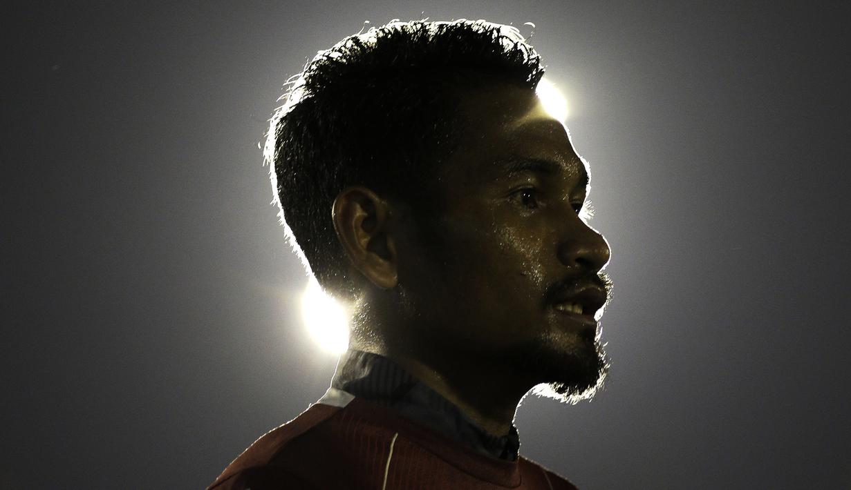 Pemain Persija Jakarta, Ramdani Lestaluhu, mengamati instruksi saat latihan di Lapangan Sutasoma Halim, Jakarta, Jumat (10/5). Latihan ini merupakan persiapan jelang laga Liga 1 Indonesia 2019. (Bola.com/Yoppy Renato)