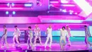 Aksi panggung NCT 127 sangat menarik dengan sorotan sinar laser berwarna-warni. (Liputan6.com/Angga Yuniar)