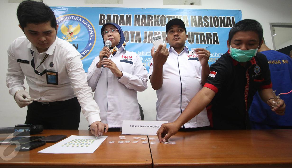 Petugas menunjukkan barang bukti narkotika di kantor BNN Kota Jakarta Utara, Selasa (15/11). BNN berhasil mengamankan dua orang tersangka dengan barang bukti berupa sabu seberat 15,12 gram serta 50 butir ekstasi. (Liputan6.com/Immanuel Antonius)