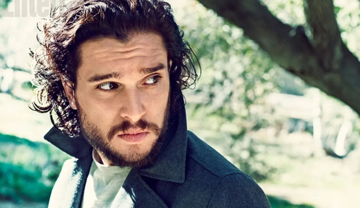 Dilansir dari TMZ, ia sempat diminta pergi oleh pihak yang bertugas. Namun, ia pun kembali lagi. (EW)