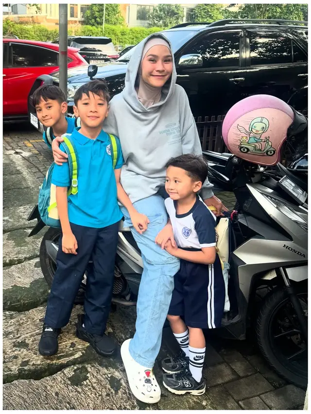 7 Potret Artis Antar Anak di Hari Pertama Sekolah, Bangga Penuh Keceriaan
