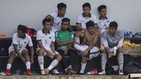 Para pemain Timnas Indonesia U-19 melepas lelah usai uji coba melawan Timnas Indonesia U-23 di Lapangan ABC Senayan, Jakarta, Sabtu (24/2/2018). Timnas U-23 menang 5-0 atas Timnas U-19. (Bola.com/Vitalis Yogi Trisna)
