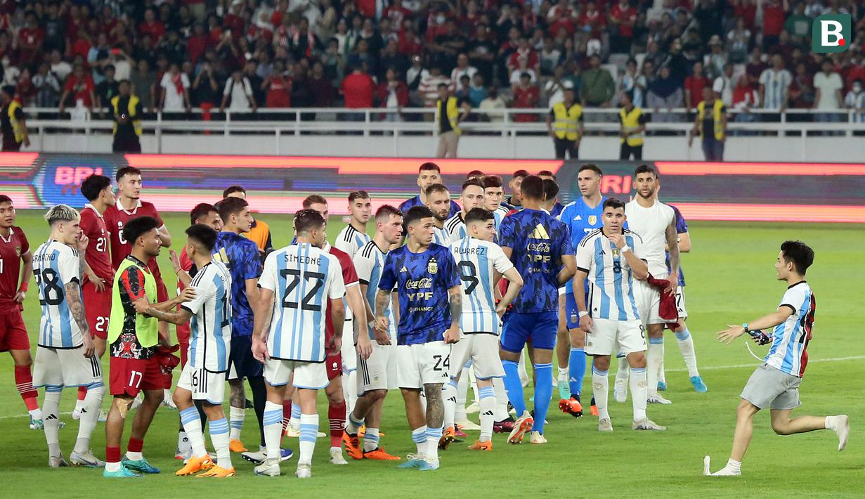 Seorang suporter berhasil masuk kedalam lapangan dan membuat pemain Timnas Argentina terkejut setelah laga FIFA Matchday antara Timnas Indonesia Vs Timnas Argentina di Stadion Utama Gelora Bung Karno (SUGBK), Senayan, Jakarta, Senin (19/06/2023). (Bola.com/M Iqbal Ichsan)