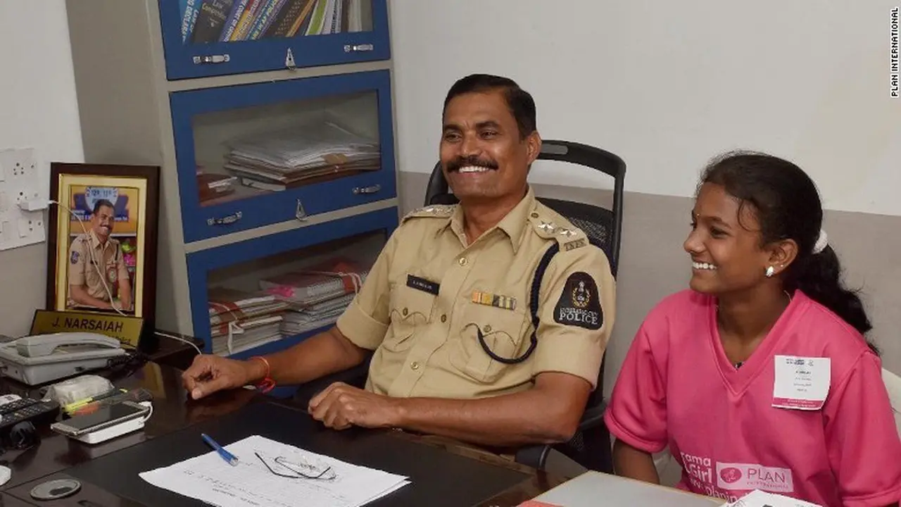 Bhavani Banu dengan salah seorang anggota polisi