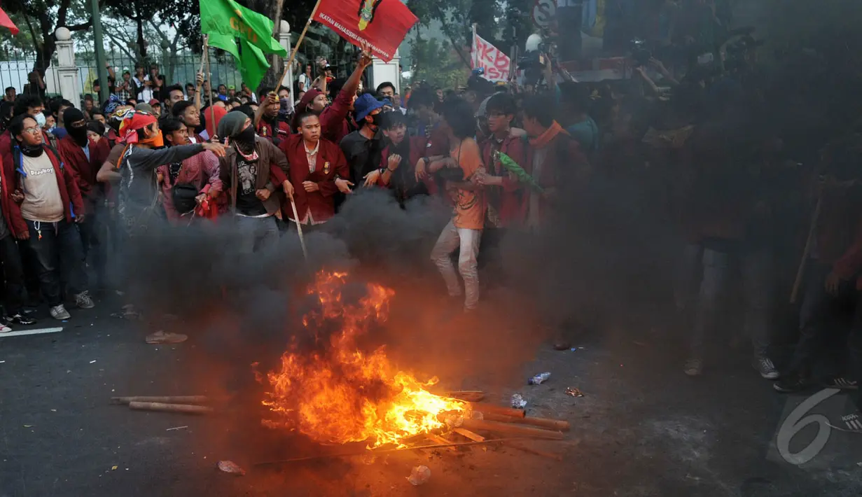 Api yang berkobar di area aksi membuat suasana semakin memanas, Jakarta, Kamis (21/5/2015). Para mahasiswa menuntut Jokowi-JK untuk turun karena dinilai telah gagal memimpin. (Liputan6.Com/JohanTallo)