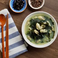 Ilustrasi sup rumput laut./Copyright shutterstock.com/g/sungsu+han