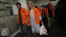 Tersangka berjalan menuju mobil tahanan usai jalani sidang perdana dugaan terorisme di Pengadilan Negeri Jakarta Barat, Senin (12/10/2015). Sebanyak delapan simpatisan diduga terkait dengan organisasi radikal  ISIS. (Liputan6.com/Immanuel Antonius)
